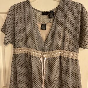 Nicole Floral Print Boho V-Neck Blouse in Navy and Cream Sz.12 Crochet Waist